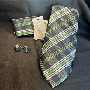 NWT-Classic Silk Plaid Tie Set in Green and Black